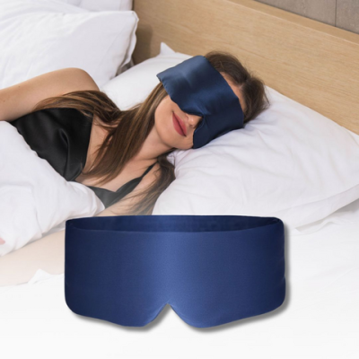 Kvinna med Deep Sleep Mask och Exponerad sovmask