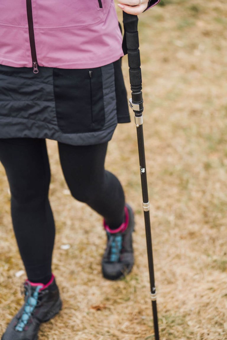 Kvinna går med 3k Carbon Extreme stavar