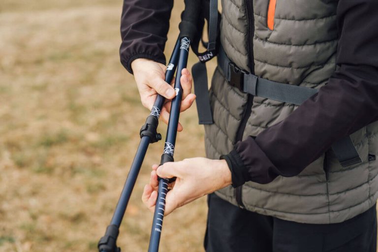 man som förlänger Alpine Explorer stavar